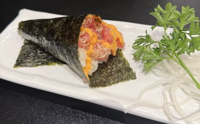 Spicy red tuna hand roll 辣紅吞拿手卷